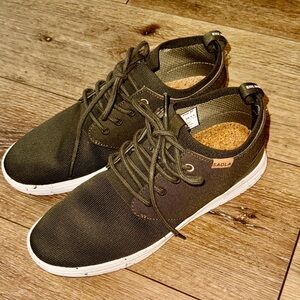 Saola Women's Size 9 Army Green
Ultra-Light Eco Recycled Material Sneakers Shoes